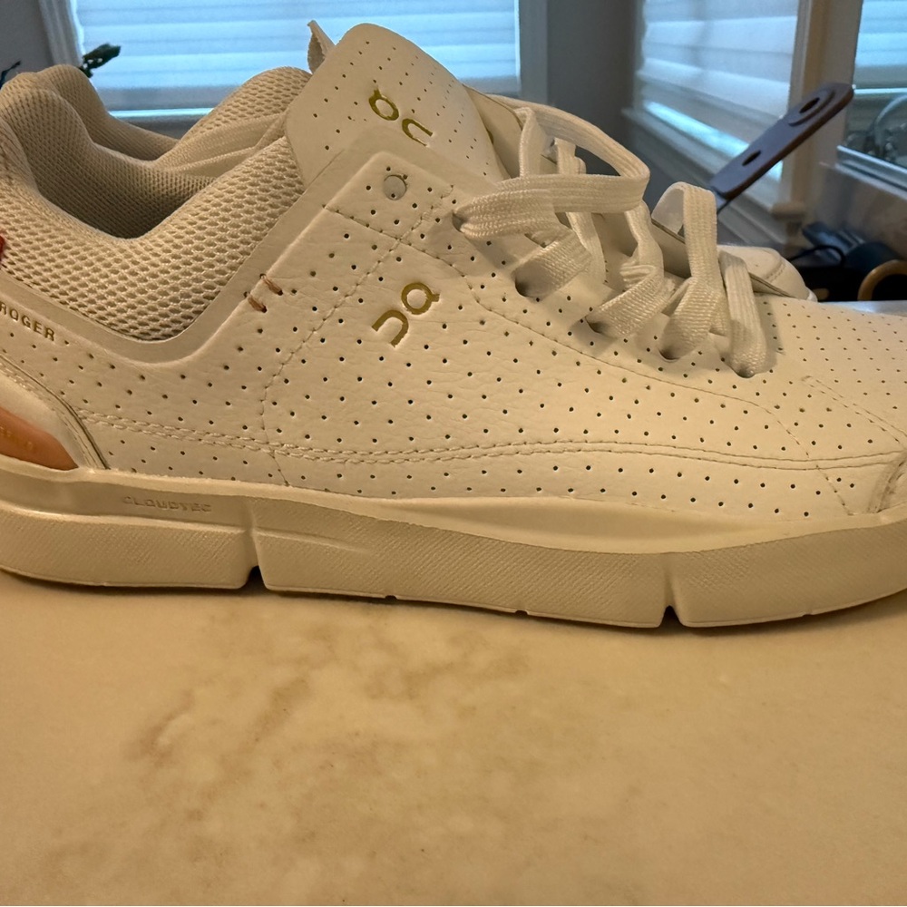 NEW On Cloud women’s 
White | Woodrose
Women's THE ROGER Centre Court